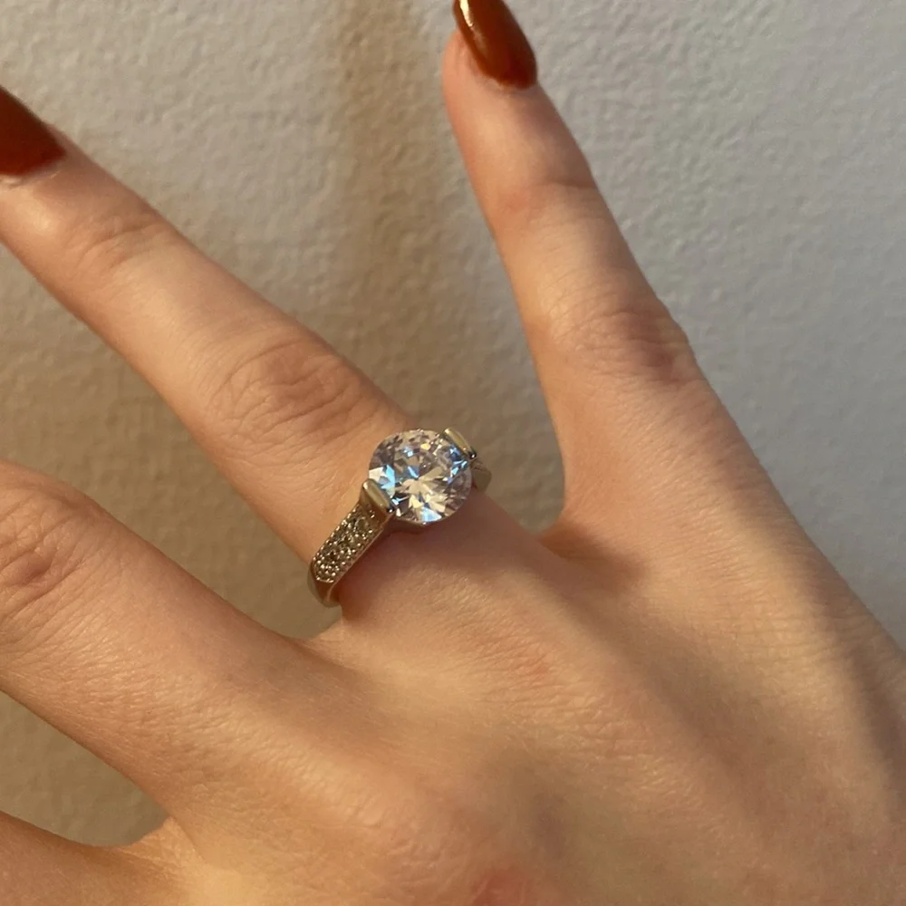 *Fake* Diamond ring - Picture 9 of 9